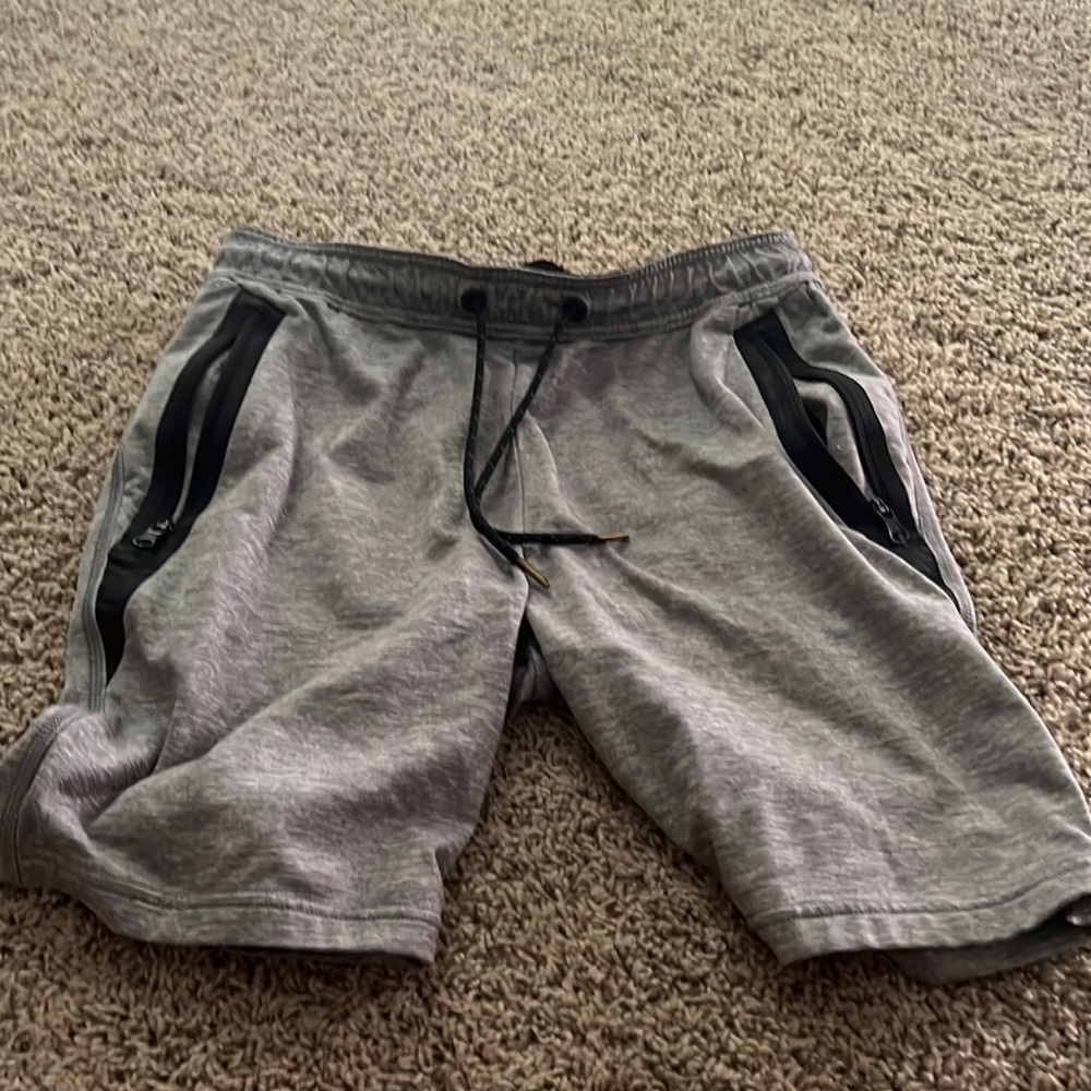 Mens grey American Eagle Aeactive flex shorts size small (good condition)